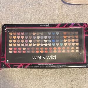 Wet n Wild Heart-Shaped Eyeshadow Palette - Vibrant Multi-Color